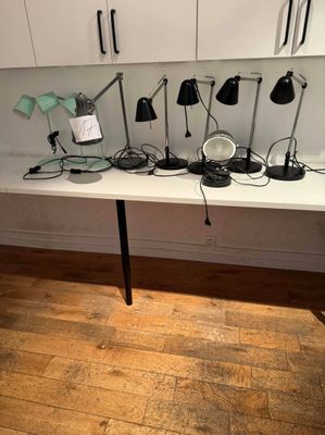 un grand nombre de lampes posées sur une table