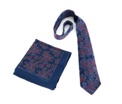 une cravate et une pochette sur fond blanc