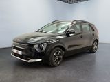 un SUV noir garé dans un garage au sol noir