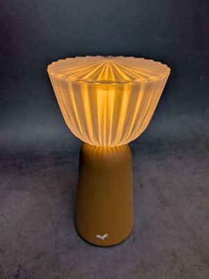 une lampe posée sur une table