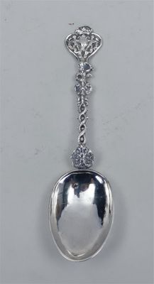 un gros plan d'une cuillère en argent sertie d'un diamant