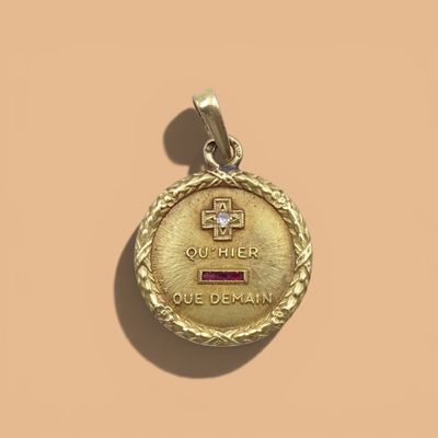 l'image d'une médaille d'or ornée d'une croix