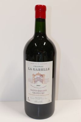 une bouteille de vin posée sur une table