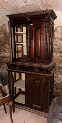 un meuble en bois dans le coin d'une pièce