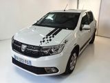 La voiture est blanche avec des bandes noires sur les côtés.