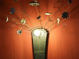 un vase contenant des fleurs, accroché au mur