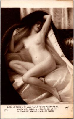 une vieille photo en noir et blanc représentant une femme nue assise sur un lit