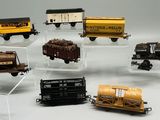 de nombreux modèles réduits de trains exposés dans une vitrine