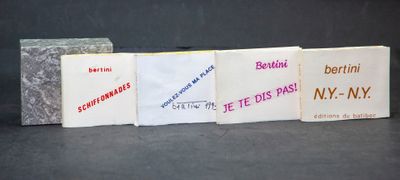 Plusieurs types de cigarettes sont alignés sur une surface noire