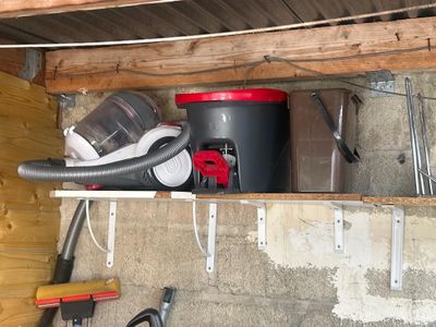une photo d'une pièce où l'on voit de nombreux outils sur les étagères