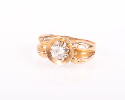 gros plan d'une bague en or avec un diamant au centre