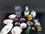 de nombreux types de vases et d'assiettes sur la table
