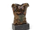 sculpture représentant le buste d'une femme, posée sur un socle en marbre, sur fond blanc
