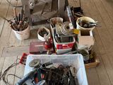 un tas d'outils posé par terre dans une pièce