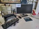 un bureau sur lequel se trouvent un écran d'ordinateur et d'autres appareils électroniques