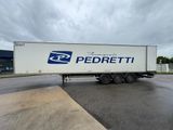 un camion semi-remorque garé dans un parking