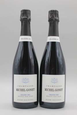 deux bouteilles de vin posées l'une à côté de l'autre sur une table