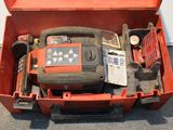 une boîte à outils rouge avec des outils sur le sol