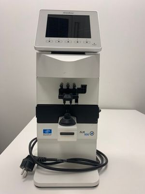 un gros plan d'un microscope sur lequel est posée une tablette