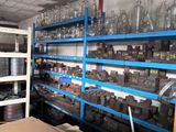 une pièce remplie d'une multitude de bouteilles en verre et d'autres objets