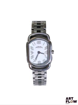 une montre en argent avec des chiffres romains sur le cadran
