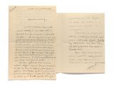 une lettre manuscrite rédigée par un homme qui tient une feuille de papier