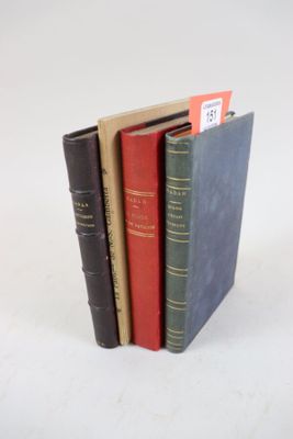 plusieurs livres sont empilés sur une surface blanche
