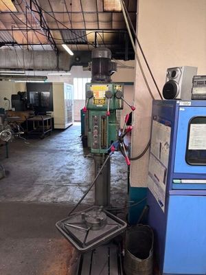 une machine qui se trouve à l'intérieur d'un bâtiment