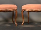 paire de tabourets anciens avec des coussins rembourrés roses