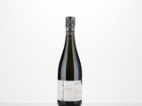 une bouteille de vin posée sur une table blanche