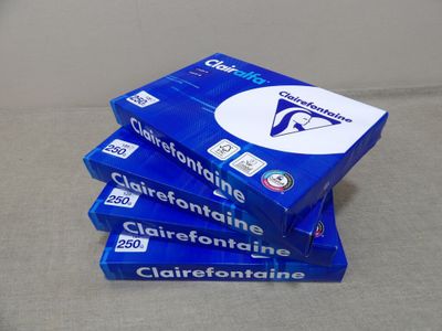 trois paquets de cigarettes empilés les uns sur les autres sur une table