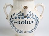 un vase blanc orné d'un motif bleu et blanc