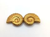 une paire de boucles d'oreilles en or ornées d'un motif de coquillage