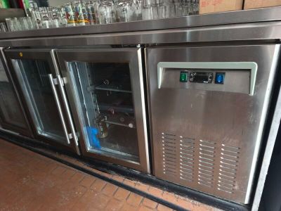 une barre métallique dans laquelle se trouvent plusieurs bouteilles