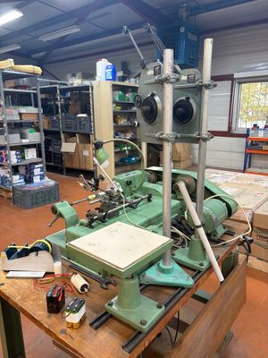 a machine that is sitting on a table in a room