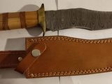un couteau posé sur un étui en cuir