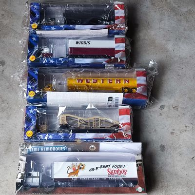 de nombreux wagons recouverts de plastique