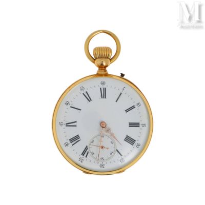 une montre de poche en or avec des chiffres romains sur le cadran