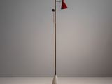le lampadaire est surmonté d'un abat-jour rouge
