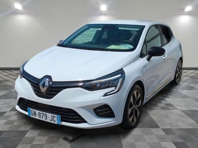 la voiture blanche est garée sur le sol à carreaux d'un garage