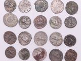 un assortiment de pièces de monnaie romaines antiques sur un fond blanc