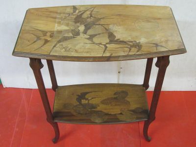 une petite table ornée d'un motif représentant un oiseau