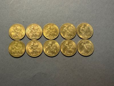 un tas de pièces d'or posé sur une table