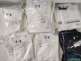 beaucoup de t-shirts rangés dans une boîte