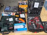 de nombreux outils différents dans la mallette posée sur la table