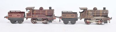 trois petits trains assis côte à côte sur une surface blanche