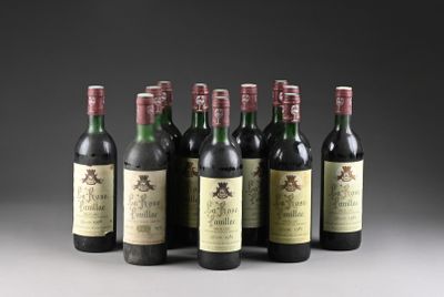 six bouteilles de vin sont alignées sur une table