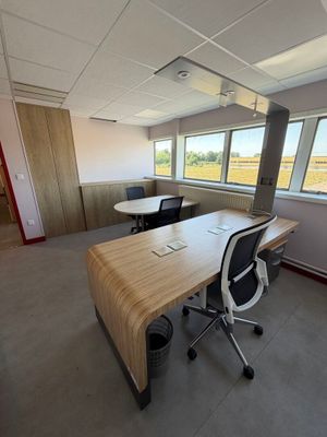 une image d'une salle de conférence avec une table et des chaises