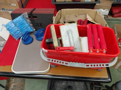 un panier rouge rempli de provisions posé sur une table