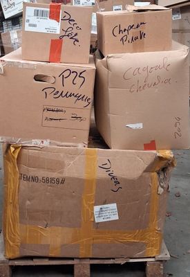 plusieurs boîtes sont empilées sur une palette